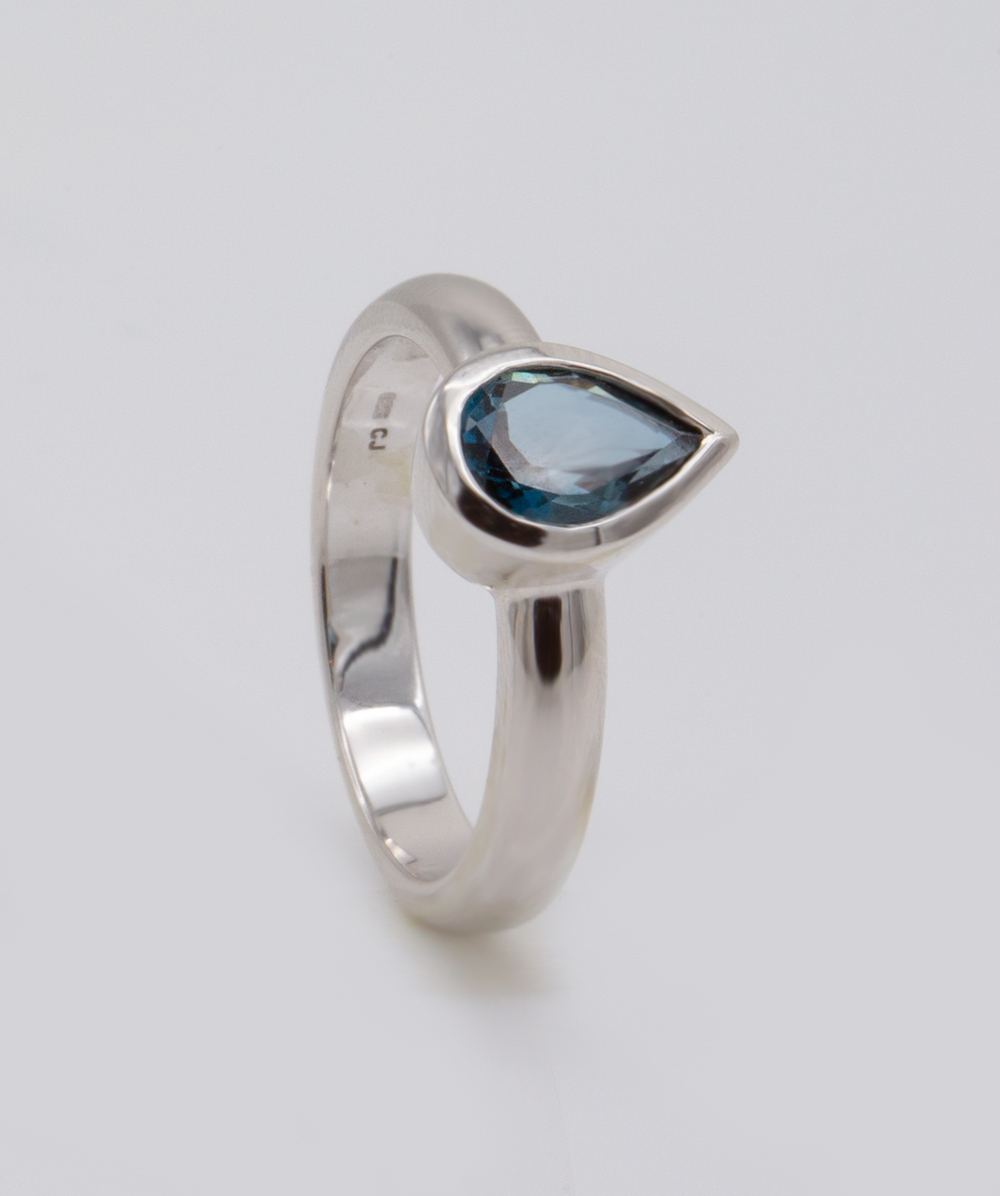 Ring mit Blautopas 925er Silber 