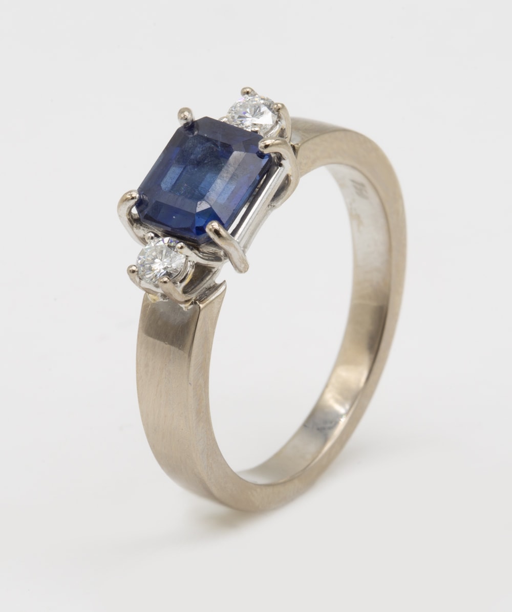 Ring mit Saphir und Brillanten 750er Weißgold