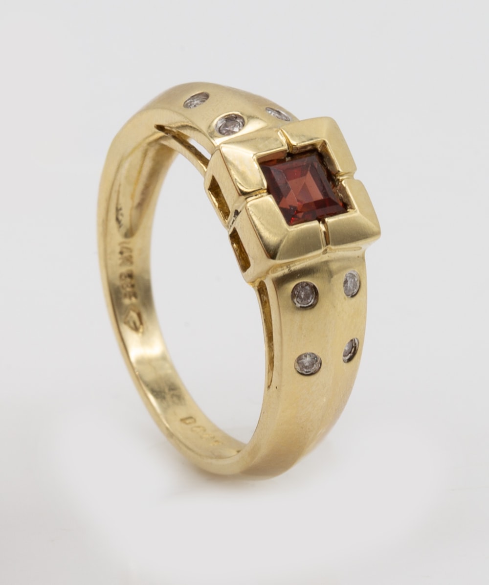 Ring mit Brillanten und Farbstein 585er Gelbgold