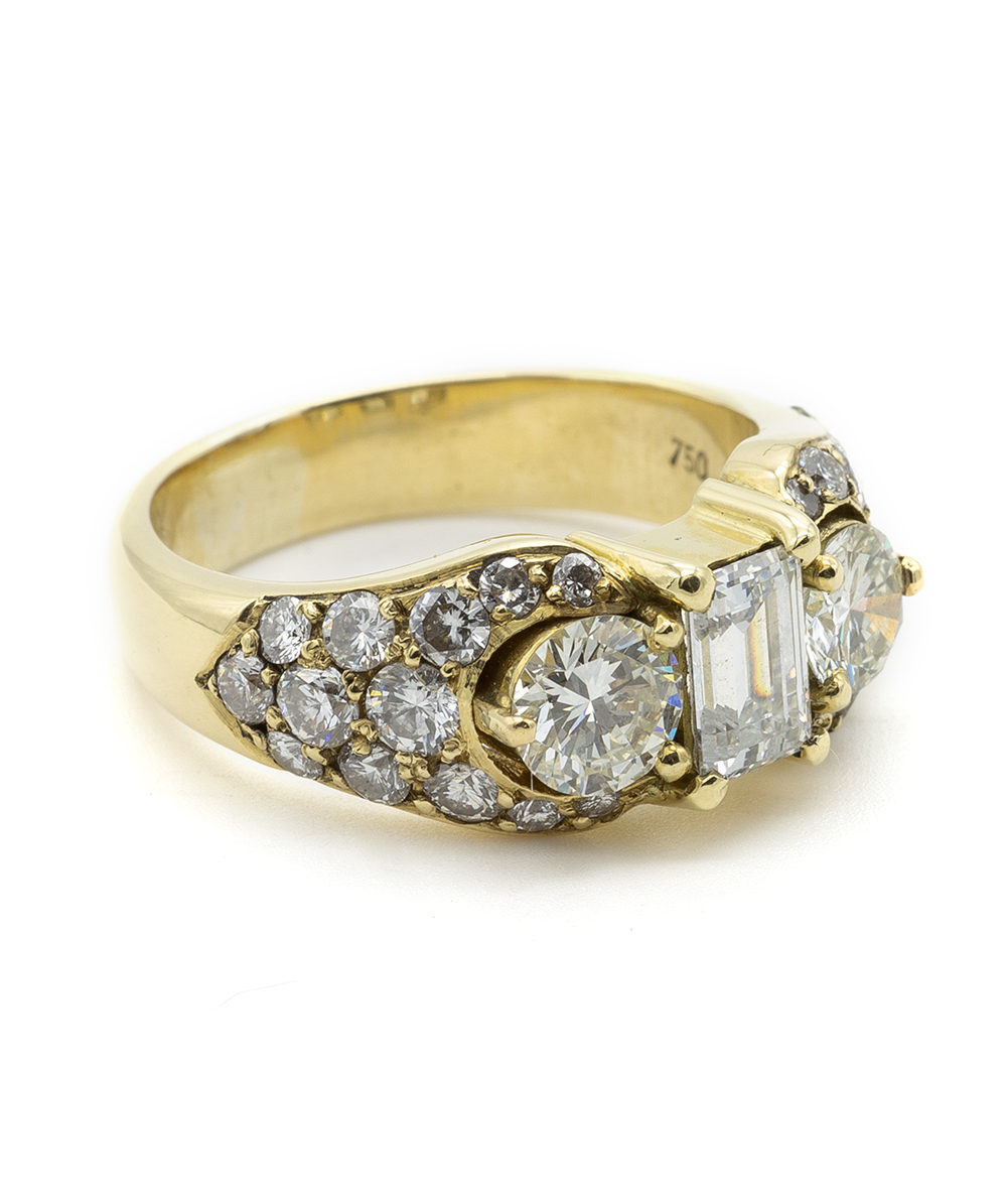 Ring mit Brillanten und einem Baguett Diamanten 750er Gold