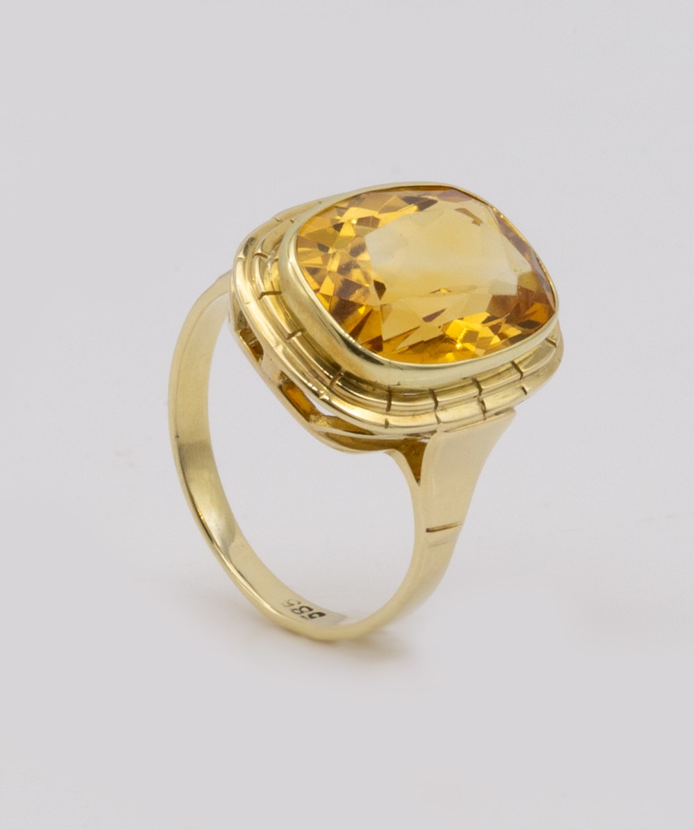 Ring mit Farbstein 585er Gelbgold