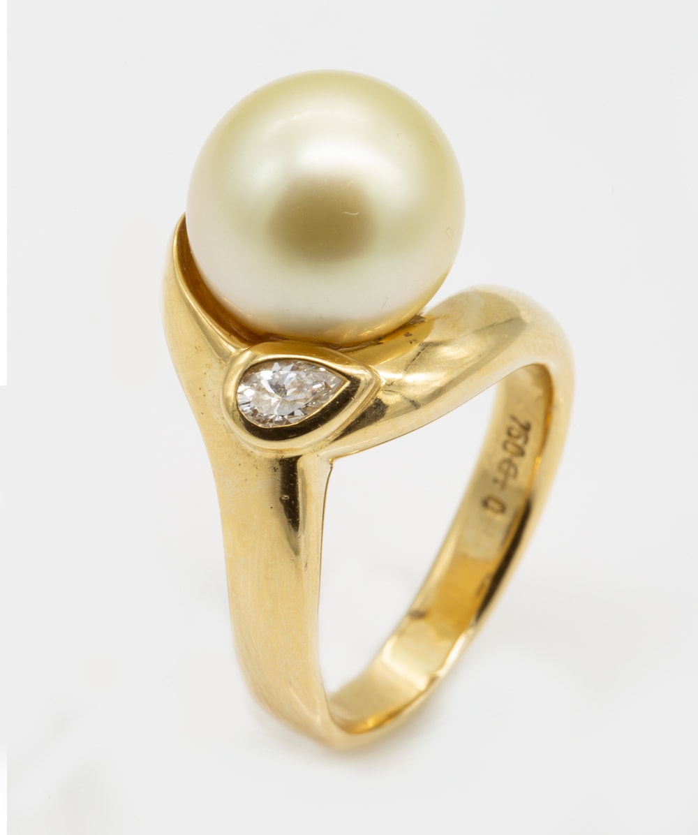 Ring mit Südseeperle und einem Navett-Diamant 750er Gelbgold