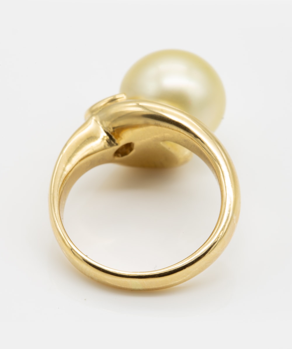 Ring mit Südseeperle und einem Navett-Diamant 750er Gelbgold